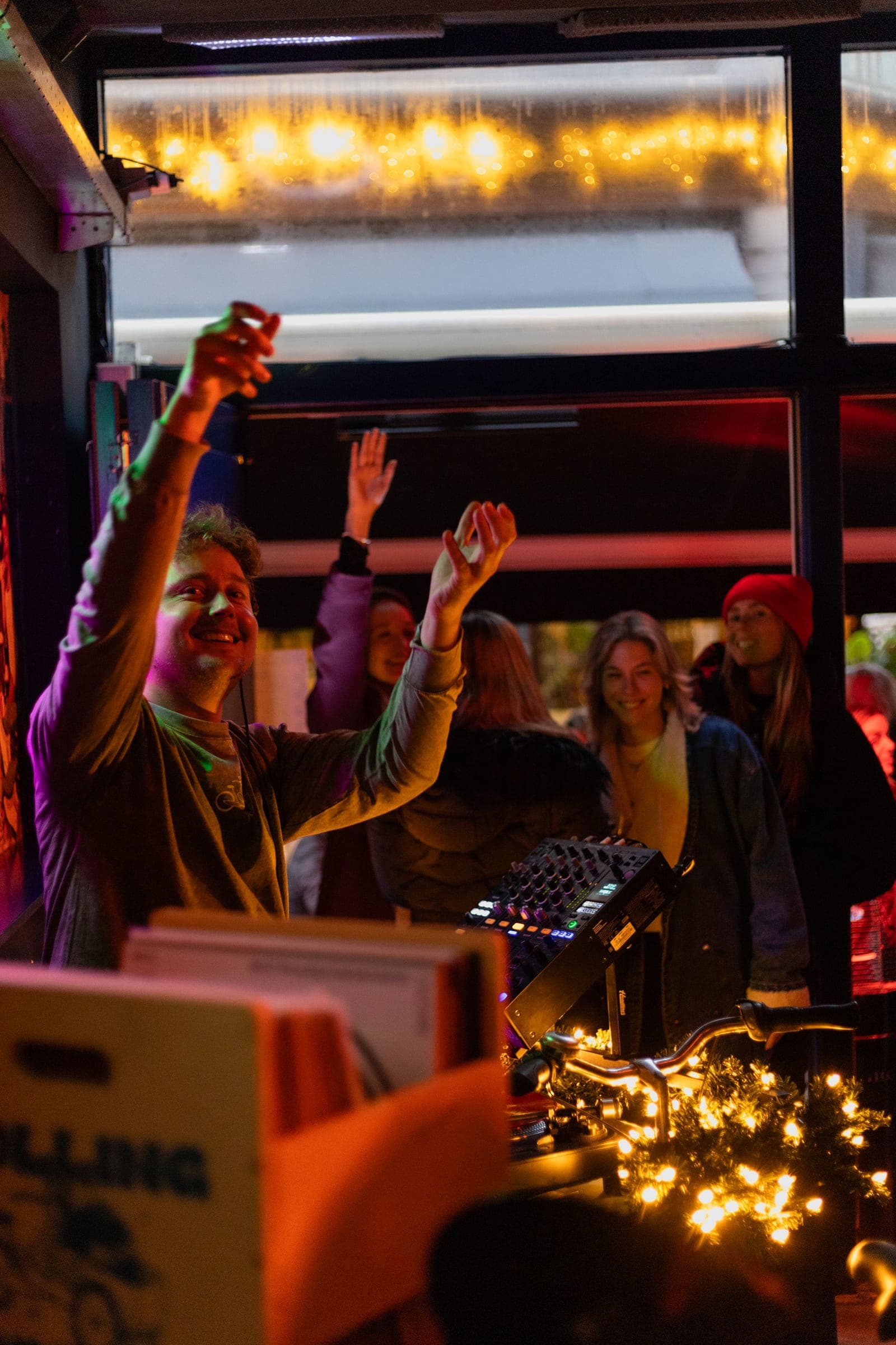 Gasten dansen bij Rolling Records op een feest