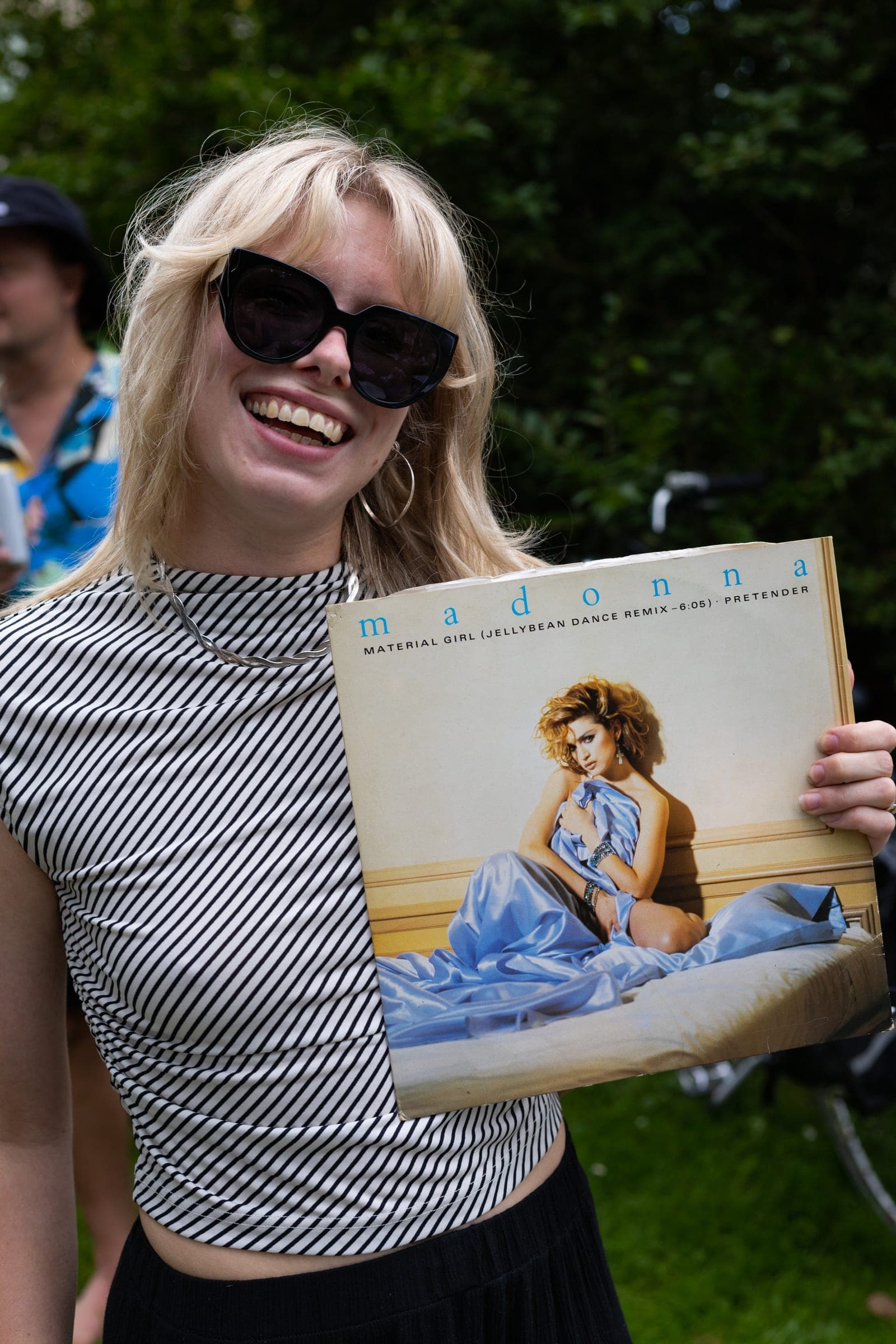 Gast kiest een plaat uit de vinyl collectie